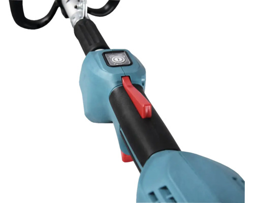 Detaliu al unității de comandă a unei motocoase cu buton de pornire, întrerupător de siguranță și mâner ergonomic pe tijă.