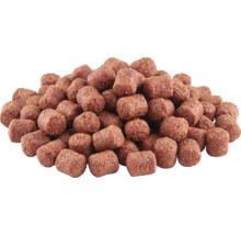 Grămadă de gustări cilindrice din carne pentru câini.