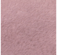 Vedere de aproape a unei suprafețe textile moi și pufoase din blană artificială.
