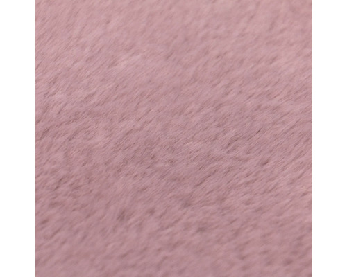 Vedere de aproape a unei suprafețe textile moi și pufoase din blană artificială.