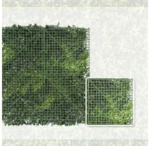 Vedere din spate a unui perete vegetal artificial verde cu structură de grilă din plastic.