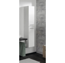 Dulap înalt suspendat pentru baie, alb, cu două uși și mânere argintii, într-un decor modern.