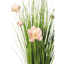 Iarbă ornamentală artificială cu flori roz deschis de cosmos.