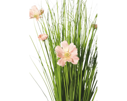 Iarbă ornamentală artificială cu flori roz deschis de cosmos.