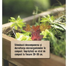 Prim-plan cu o ladă de compost din lemn conținând deșeuri vegetale și frunze pentru accelerarea procesului de descompunere.