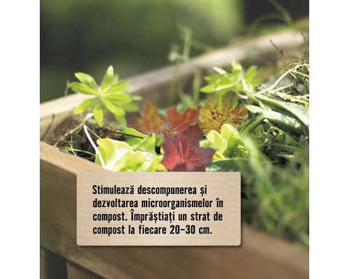 Prim-plan cu o ladă de compost din lemn conținând deșeuri vegetale și frunze pentru accelerarea procesului de descompunere.