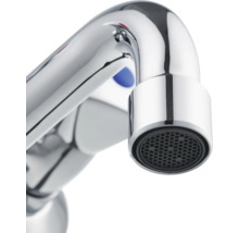Vedere de aproape a unei guri de scurgere cromate pentru baterie cu un aerator integrat.