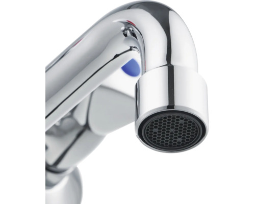 Vedere de aproape a unei guri de scurgere cromate pentru baterie cu un aerator integrat.