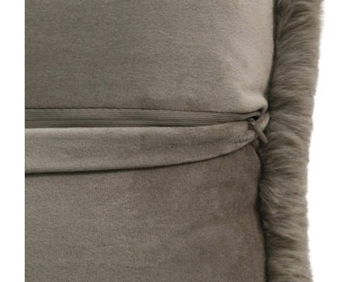 Vedere de aproape a unei perne din catifea taupe cu fermoar ascuns și margine din blană sintetică.