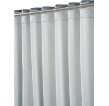Perdea albă suspendată pe o tijă metalică cu cârlige transparente.
