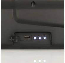 Port de încărcare micro-USB și trei indicatoare de stare LED pe un dispozitiv electronic.