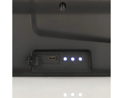 Port de încărcare micro-USB și trei indicatoare de stare LED pe un dispozitiv electronic.