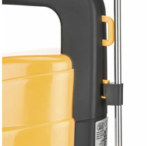 Vedere detaliată a unui pulverizator cu presiune, cu mâner, rezervor din plastic și lance de pulverizare din metal fixată într-un suport.