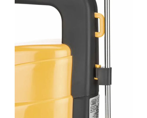 Vedere detaliată a unui pulverizator cu presiune, cu mâner, rezervor din plastic și lance de pulverizare din metal fixată într-un suport.
