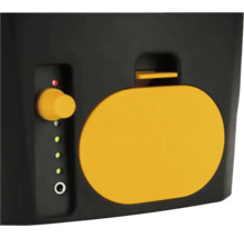 Vedere detaliată a unui panou de comandă cu un buton rotativ, indicatoare LED, o mufă pentru căști și un buton oval.