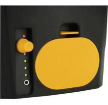 Vedere de aproape a unui panou de control negru cu buton rotativ galben, indicatoare luminoase și un capac oval galben mare.