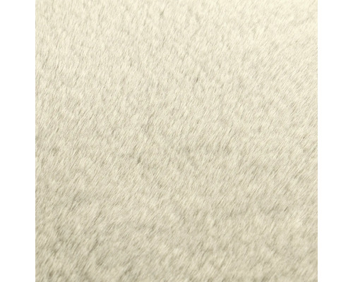 Vedere detaliată a texturii moi de blană artificială.