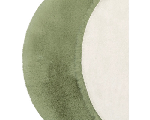 Covor rotund pufos de culoare verde din blană artificială cu textură moale și dos deschis.