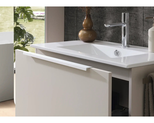 Set modern pentru lavoar cu chiuvetă albă, baterie monocomandă cromată și dulap inferior cu mâner lung.