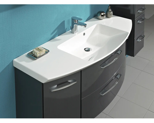 Mobilier de baie cu lavoar alb, baterie cromată și dulap gri închis lucios cu front curbat și mânere metalice.