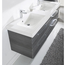 Mobilier de baie modern cu lavoar dublu alb, baterii cromate și dulap suspendat cu aspect de lemn gri cu patru sertare.