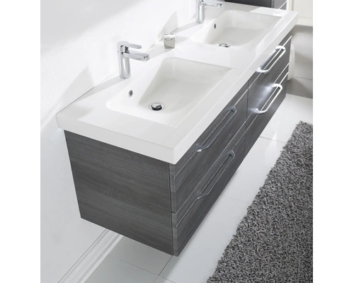 Mobilier de baie modern cu lavoar dublu alb, baterii cromate și dulap suspendat cu aspect de lemn gri cu patru sertare.