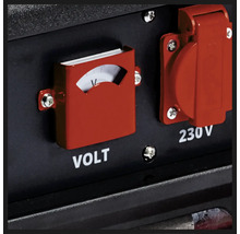 Panou de comandă al unui generator cu voltmetru și priză de 230 Volt.