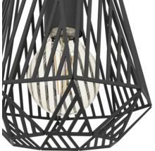 Pendul cu abajur metalic negru cu design geometric și bec LED cu filament vizibil.