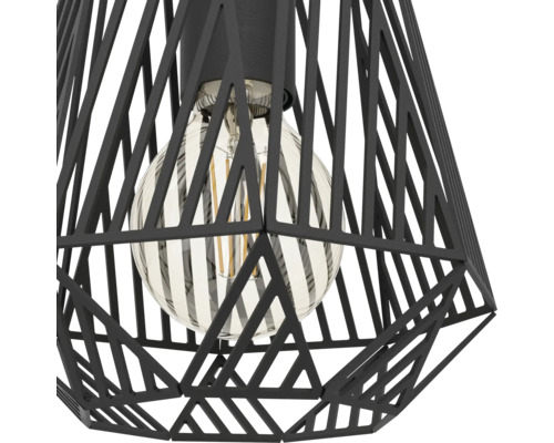 Pendul cu abajur metalic negru cu design geometric și bec LED cu filament vizibil.