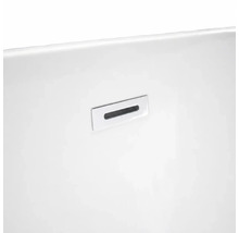 Preaplin integrat al unei căzi cu un design rectangular minimalist.
