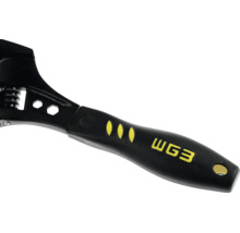 Detaliu al unei chei reglabile cu mâner ergonomic, decupaje hexagonale și WG3 Logo.