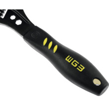Mâner ergonomic al unei chei reglabile în negru și galben cu inscripția WG3.