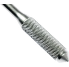 Mâner din metal cu suprafață moletată pentru aderență sporită.