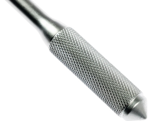 Mâner din metal cu suprafață moletată pentru aderență sporită.