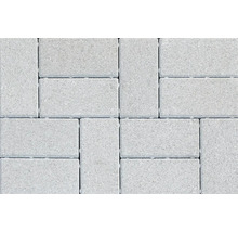 Pavele din beton de formă dreptunghiulară montate în model chevron pentru o pavare rezistentă a teraselor sau aleilor.
