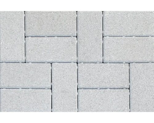 Pavele din beton de formă dreptunghiulară montate în model chevron pentru o pavare rezistentă a teraselor sau aleilor.