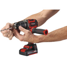 Ciocan rotopercutor cu acumulator Einhell cu o mână care introduce un burghiu în mandrină.