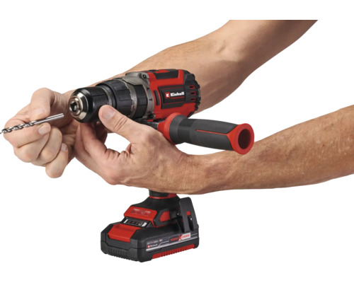 Ciocan rotopercutor cu acumulator Einhell cu o mână care introduce un burghiu în mandrină.