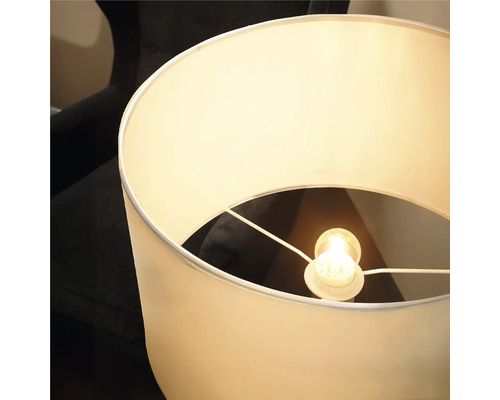 Lampadar modern cu abajur cilindric din material textil și sursă de lumină integrată pentru iluminarea luminoasă a încăperii.
