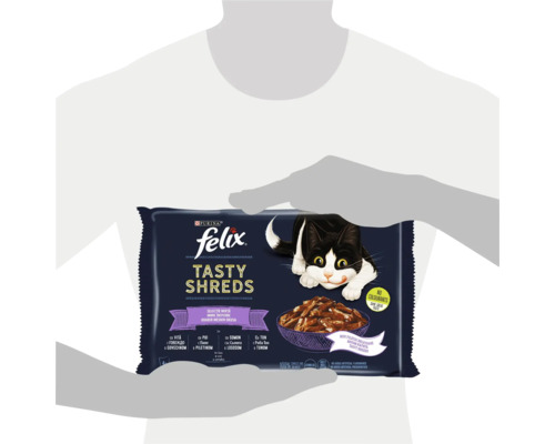 Un pachet de hrană pentru pisici Felix Tasty Shreds ținut în mâini