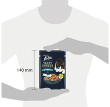 Hrană umedă pentru pisici Felix Tasty Shreds în pliculeț cu o comparație de mărime de 140 milimetri.