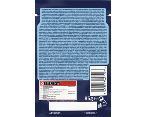 Verso-ul ambalajului hranei pentru pisici Purina cu informații despre produs și ingrediente în mai multe limbi