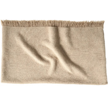 O pătură moale cu franjuri din material textil pentru living sau dormitor