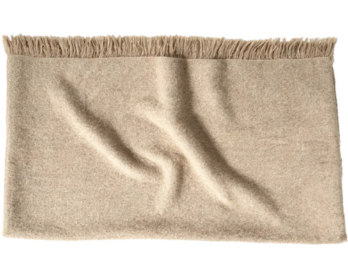 O pătură moale cu franjuri din material textil pentru living sau dormitor