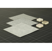 Set format din trei panouri acustice pătrate din pâslă cu modele geometrice imprimate și trei blocuri de montaj pătrate asociate.