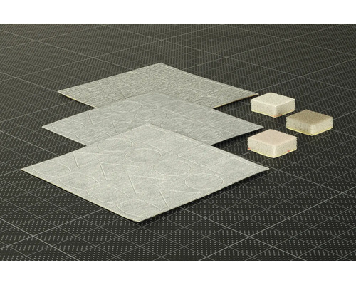 Set format din trei panouri acustice pătrate din pâslă cu modele geometrice imprimate și trei blocuri de montaj pătrate asociate.