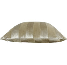 Perna decorativa patrata cu model cu dungi verticale din material moale pentru sufragerie sau dormitor.