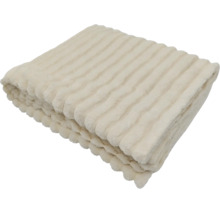 O pătură moale cu structură în dungi, pliată ca material textil decorativ pentru casă.
