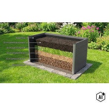Un strat supraînălțat din plastic în grădină, care arată structura pe straturi de pământ, frunze, așchii fine și grosiere, folie cu noduri și plasă. (Image AI modified or generated)