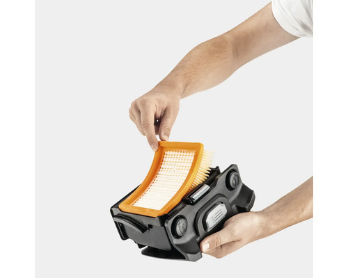 Persoană scoate un filtru plat din caseta de filtrare a unui aspirator multifuncțional Kärcher
